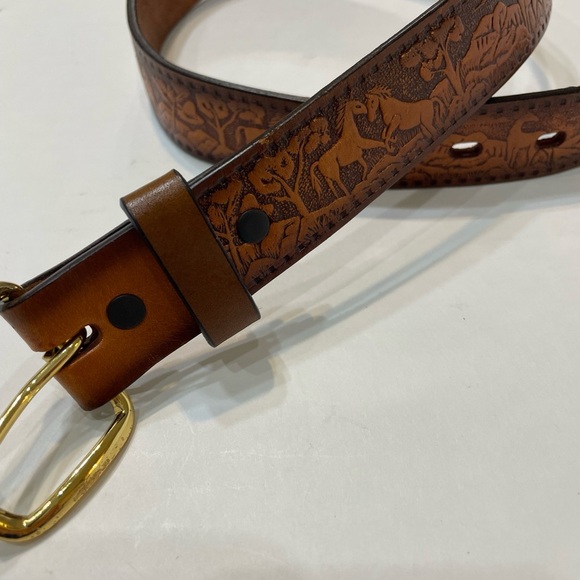 Boys Brown Leather Belt with Gold Buckle. Western.3D. Used. Size 24. Horses. - Picture 2 of 8